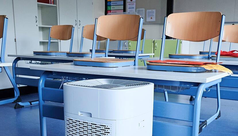 Ein Luftreinigungsgerät steht in einem Klassenraum einer Grundschule. Das Land Baden-Württemberg fördert mittlerweile Kommunen bei der Anschaffung. Foto: dpa