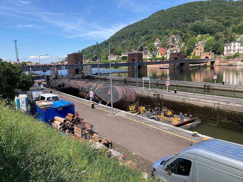 Nach dem Transport auf dem Wasser wird das U-Boot noch durch den Kraichgau per Schwertransport gefahren.
