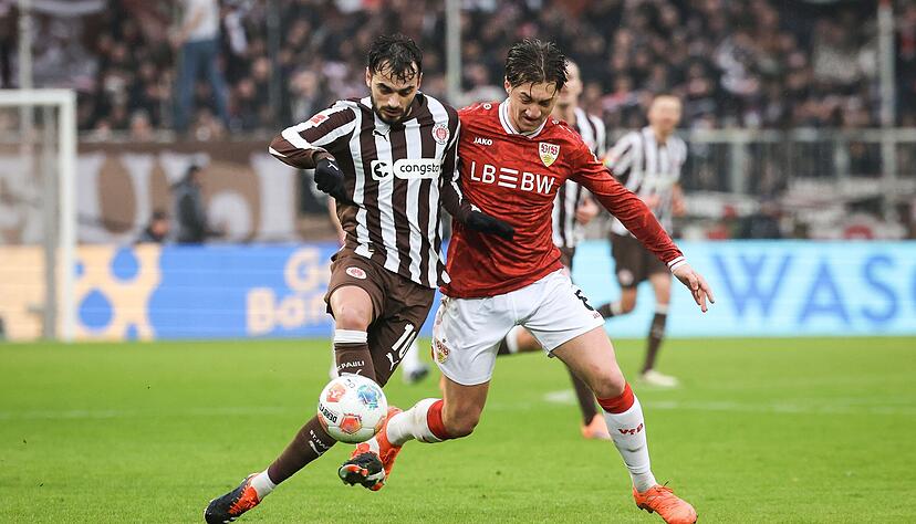 Umk&auml;mpftes Duell: Stuttgarts Angelo Stiller (rechts) und Torsch&uuml;tze Danel Sinani (FC St. Pauli) beharkten sich in einem intensiven Spiel. Der VfB-Lauf endete am Samstag beim Tabellenvorletzten.
