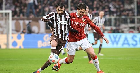 Umk&auml;mpftes Duell: Stuttgarts Angelo Stiller (rechts) und Torsch&uuml;tze Danel Sinani (FC St. Pauli) beharkten sich in einem intensiven Spiel. Der VfB-Lauf endete am Samstag beim Tabellenvorletzten.