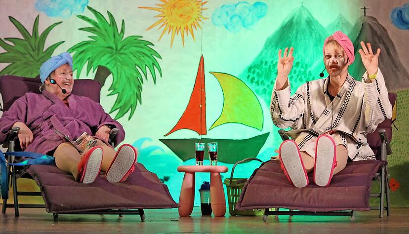 Heike Wallner (links) und Nicole Betz, alias Martha und Lisbeth, diskutieren w&auml;hrend ihrer Spa-Behandlung &uuml;ber so einige "Skandale" beim TSV Ingelfingen.