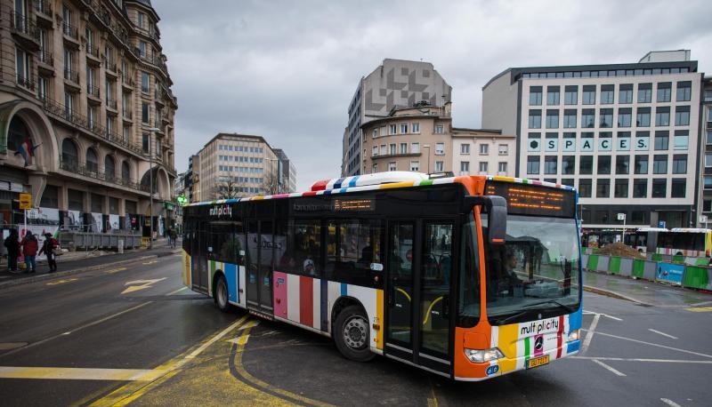 Ein Bus der Stadt Luxemburg fährt in der Innenstadt. In Luxemburg ist ab heute der öffentliche Personennahverkehr kostenlos.