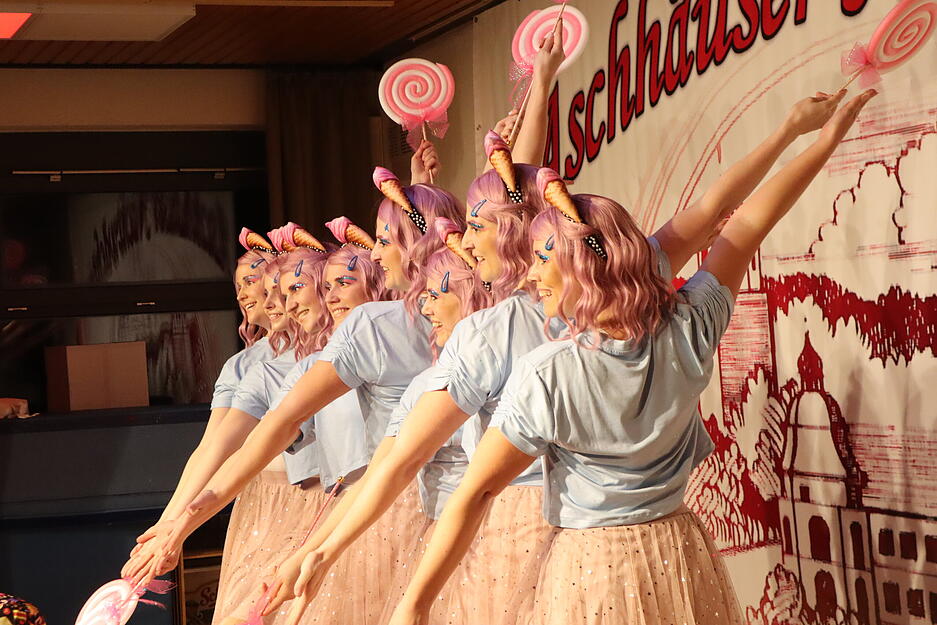 N&auml;rrische Akteure zeigen auf der B&uuml;hne ihre Darbietungen.