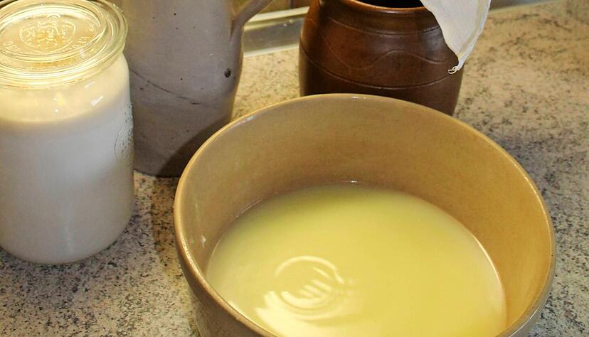 Aus dem Tuch mit dem Klumpen tropft die Flüssigkeit heraus. Aus dem Tuch mit dem Klumpen tropft die Flüssigkeit heraus.