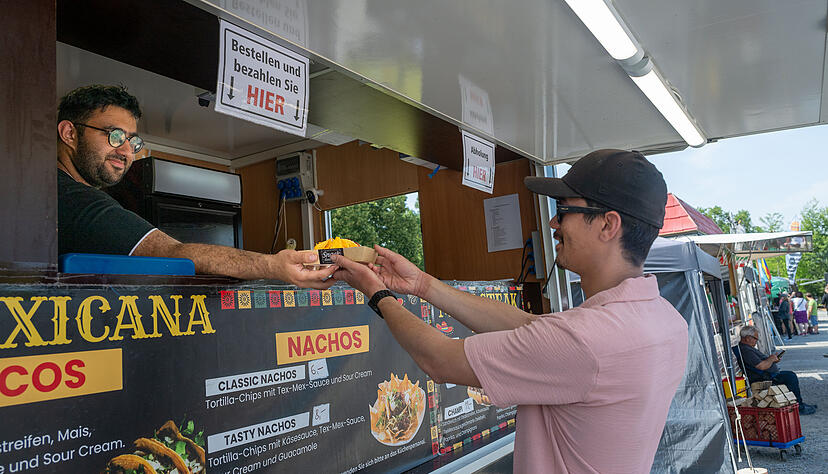 Beim Street Food Music Festival können Besucher an verschiedenen Ständen probieren.