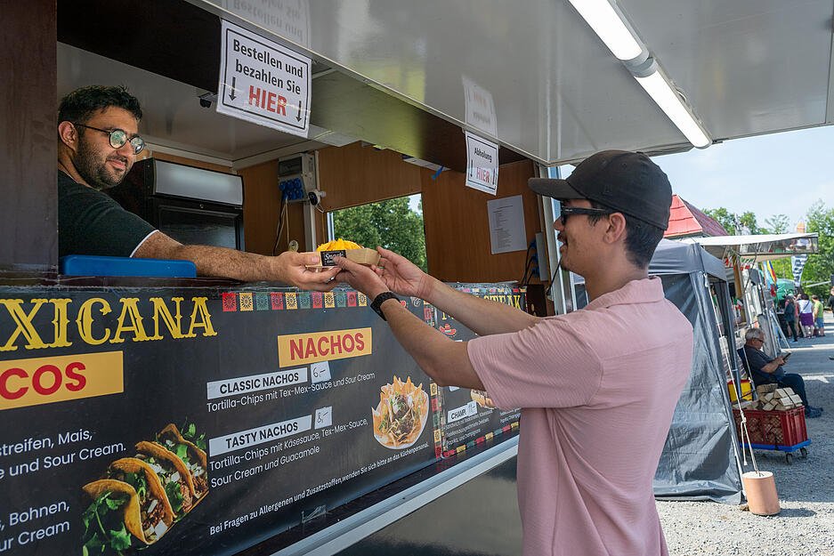 Beim Street Food Music Festival können Besucher an verschiedenen Ständen probieren.