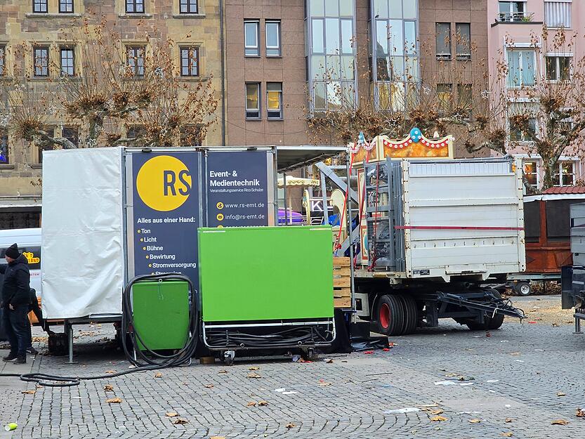 Lastwagen und Gabelstapler pr&auml;gen das Bild.