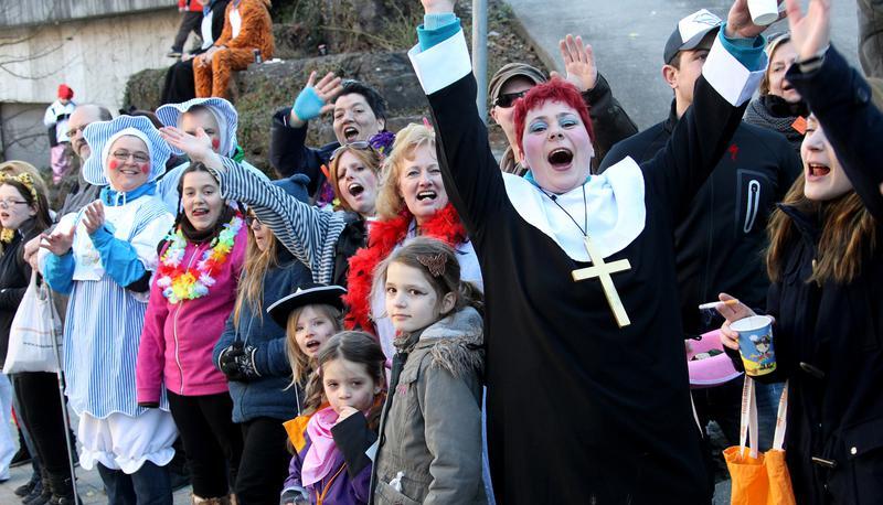 Pr&auml;chtige Stimmung herrschte gestern Nachmittag an der Strecke. Bonbons und andere s&uuml;&szlig;e Sachen gab es f&uuml;r die Zuschauer zuhauf. 
Fotos: Guido Sawatzki