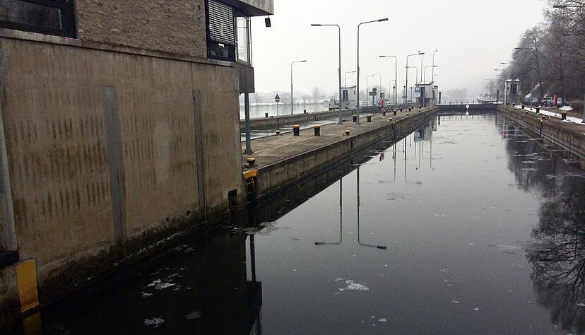 In einer Kammer der Gundelsheimer Schleuse hat sich bis Dienstag nur eine d&uuml;nne Eisdecke gebildet. Auf den Einsatz von Eisbrechern kann verzichtet werden. Foto: Adrian Hoffmann
