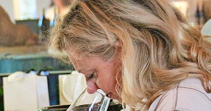 Natalie Lumpp nimmt jeden Riesling unter ihre sensorische Lupe.
Foto: Koch Natalie Lumpp nimmt jeden Riesling unter ihre sensorische Lupe.
Foto: Koch