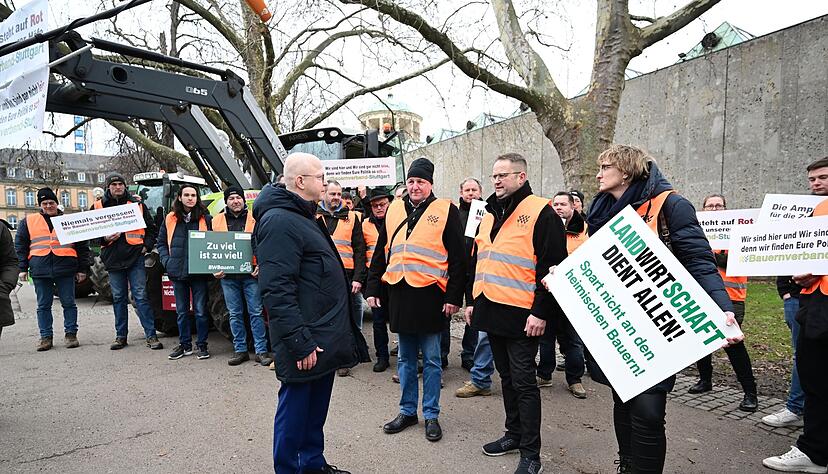 Michael Theurer (M), Landesvorsitzender der Südwest-FDP, spricht mit demonstrierenden Landwirten. Michael Theurer (M), Landesvorsitzender der Südwest-FDP, spricht mit demonstrierenden Landwirten.