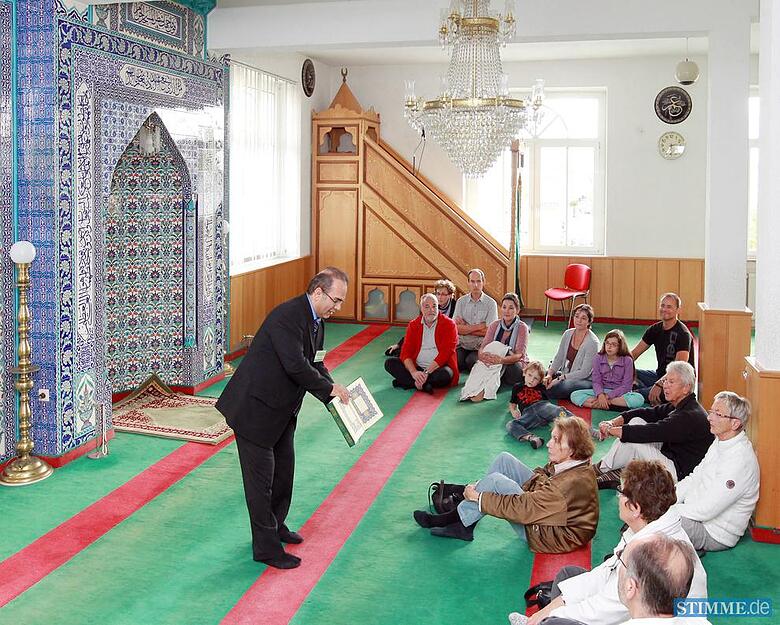 Ferhat Dag, Vorsitzender des islamischen Dachverbandes, zeigt 2012 einer Besuchergruppe den Gebetsraum in der Heilbronner Fatih-Moschee. Die mit Kacheln ausgeschmückte Pforte ist in Richtung Mekka gerichtet, es ist der Platz des Vorbeters der Gemeinde. Ferhat Dag, Vorsitzender des islamischen Dachverbandes, zeigt 2012 einer Besuchergruppe den Gebetsraum in der Heilbronner Fatih-Moschee. Die mit Kacheln ausgeschmückte Pforte ist in Richtung Mekka gerichtet, es ist der Platz des Vorbeters der Gemeinde.