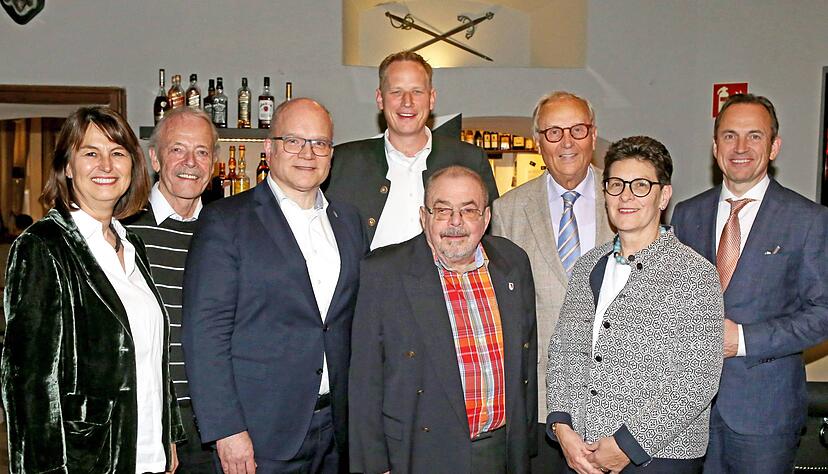 Vorsitzender Norbert Heckmann (rechts) und seine Stellvertreterin Silke Lohmiller (links) mit langjährigen Mitgliedern des Vereins, die bei der Versammlung geehrt wurden.
Fotos: Ralf Seidel