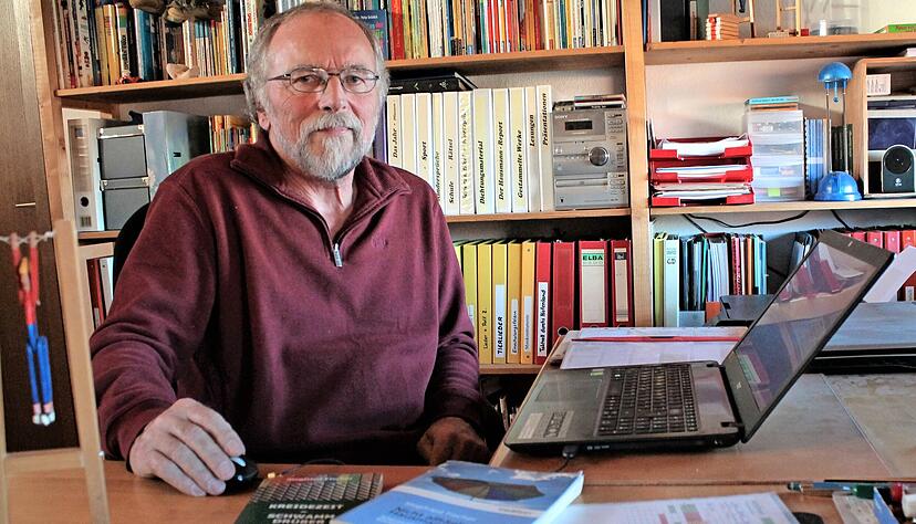 40 Jahre war Siegfried Fischer Grundschullehrer. Erinnerungen hat er ins seinem Buch "Kreidezeit − Schwamm drüber" zusammengefasst. Foto: Margit Stöhr-Michalsky 40 Jahre war Siegfried Fischer Grundschullehrer. Erinnerungen hat er ins seinem Buch "Kreidezeit − Schwamm drüber" zusammengefasst. Foto: Margit Stöhr-Michalsky