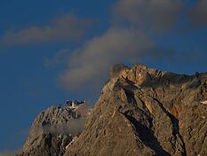 Ein 19-Jähriger ist auf einem Klettersteig an der Zugspitze tödlich verunglückt.
