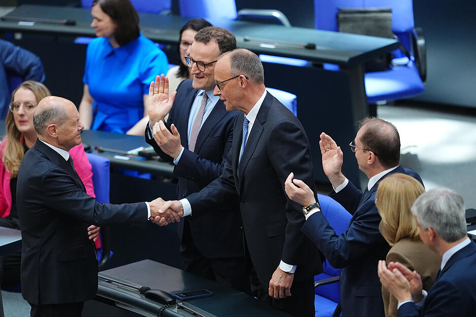 Am Dienstagnachmittag hat es CDU-Chef Friedrich Merz (Mitte) doch noch zum Bundeskanzler geschafft. Vorgänger Olaf Scholz gratuliert.