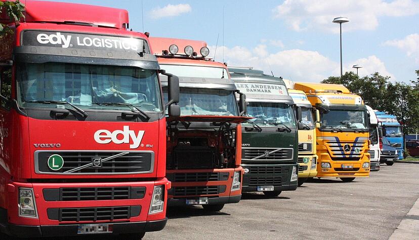 Dicht an dicht stehen die Lkw an den Rastanlagen Hohenlohe Nord oder Süd entlang der A6 durch Hohenlohe. Dicht an dicht stehen die Lkw an den Rastanlagen Hohenlohe Nord oder Süd entlang der A6 durch Hohenlohe.