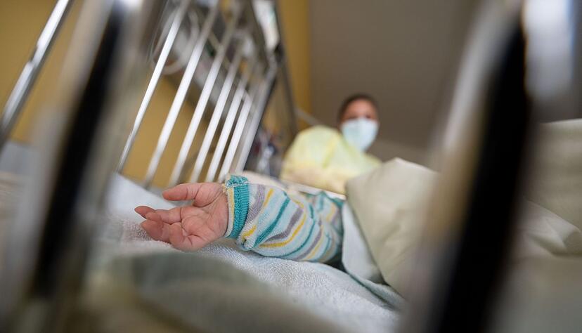 Ein am Respiratorischen Synzytial-Virus (RS-Virus oder RSV) erkranktes Kind im Klinkum Stuttgart .