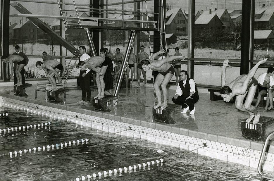 November 1965: Schwimmwettkampf im Neckarsulmer Hallenbad um den Wanderpreis der Lehrlingszeitschrift „NSU-Prinz-Post“.