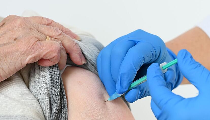 Corona-Impfung: Die Stiko empfiehlt gesunden Erwachsenen bis 59 Jahren und Schwangeren keine weiteren Auffrischimpfungen. Menschen ab 60 hingegen sollten einen j&auml;hrlichen Booster bekommen.