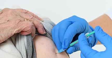 Corona-Impfung: Die Stiko empfiehlt gesunden Erwachsenen bis 59 Jahren und Schwangeren keine weiteren Auffrischimpfungen. Menschen ab 60 hingegen sollten einen jährlichen Booster bekommen. Corona-Impfung: Die Stiko empfiehlt gesunden Erwachsenen bis 59 Jahren und Schwangeren keine weiteren Auffrischimpfungen. Menschen ab 60 hingegen sollten einen jährlichen Booster bekommen.