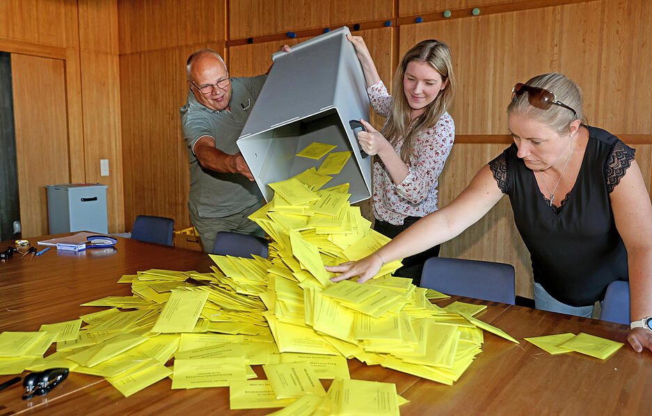 Am Sonntag und Montag sind zahlreiche Wahlhelfer im Einsatz.