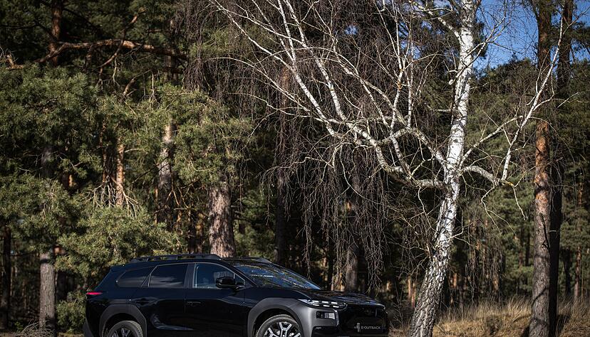 Kleiner Abstecher in den Wald? Kein Problem &ndash; Subaru setzt beim E-Outback auf Abenteuer-Setup mit Bodenfreiheit, Allrad und Elektro-Antrieb.
