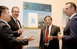 Jason Xia (l.) und sein Vater Xia Dinghu mit Schwerdtfeger (r.) und Ongherth. Foto: