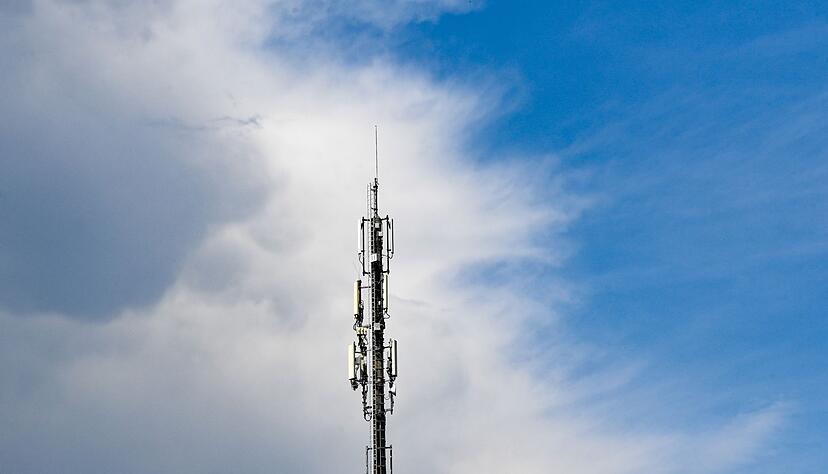 Wegen Defiziten beim Ausbau des Handynetzes erw&auml;gt eine Aufsichtsbeh&ouml;rde, erstmals Deutschlands gro&szlig;e Telekommunikationsanbieter zur Kasse zu bitten.