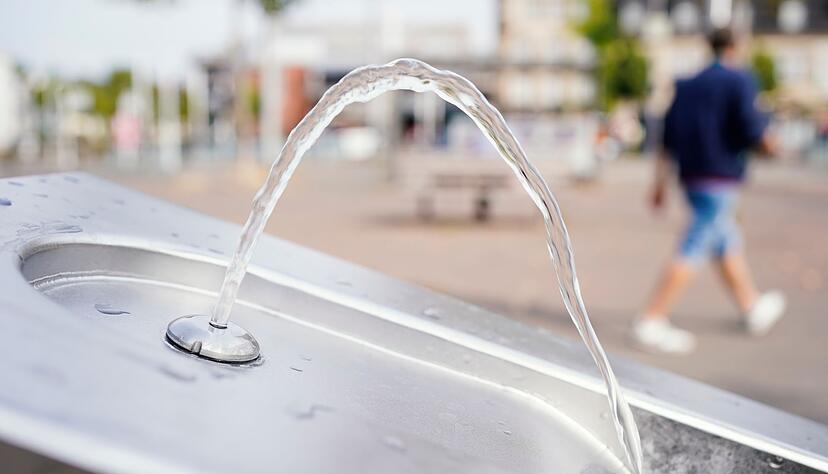 In Mannheim sollen 14 Trinkbrunnen ein wenig erfrischen, wenn sich die Hitze staut.(Archivbild)