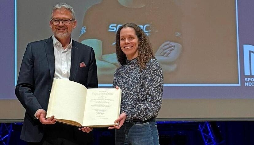 Eintrag ins Neckarsulmer G&auml;stebuch: Oberb&uuml;rgermeister Steffen Hertwig und Celine Rieder pr&auml;sentieren die Unterschrift.