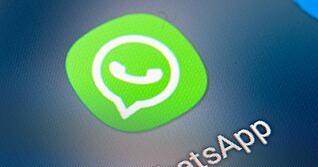 Wei&szlig;e Sprechblase mit H&ouml;rer auf gr&uuml;nem Grund: So kennt man das WhatsApp-Icon - in der Plus-Variante gibt es daf&uuml;r mehr Optionen, etwa in Rot, Lila oder Schwarz.