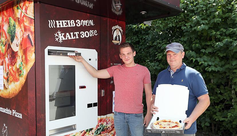 Die Maschine in Ilsfeld ist in der Region die zweite, die Claus (rechts) und André Endreß installiert haben. Mittelfristig sollen es zehn sein.
Fotos: Andreas Veigel