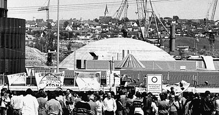 Im Mai 1986 wird am zweiten GKN-Reaktor gebaut. Die Arbeiten werden von Protesten und Kundgebungen begleitet.
Foto: Archiv/Horst Wendt