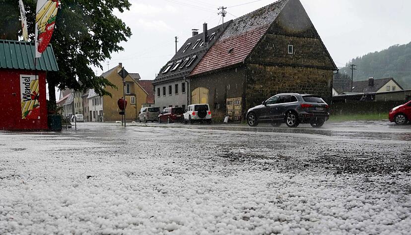 Bei Süßen im Landkreis Göppingen ging am Abend ein Gewitter mit Hagel nieder.