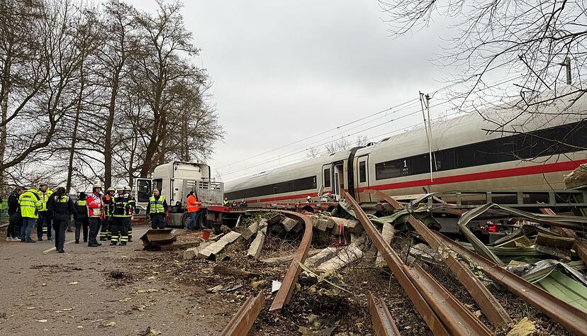 Auf der Bahnstrecke Hamburg-Harburg - Buchholz sind am Nachmittag ein ICE der Deutschen Bahn und ein Sattelzug zusammengesto&szlig;en