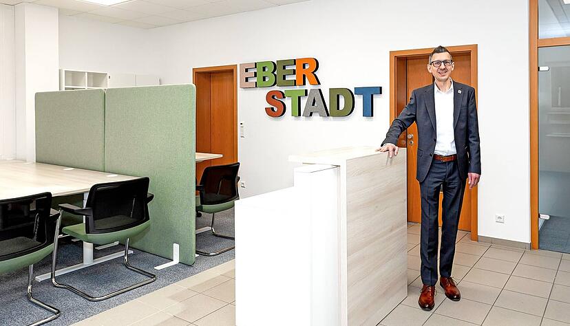 B&uuml;rgermeister Patrick Dillig im Thekenbereich des neuen B&uuml;rgerb&uuml;ros in der ehemaligen Kreissparkassen-Filiale.