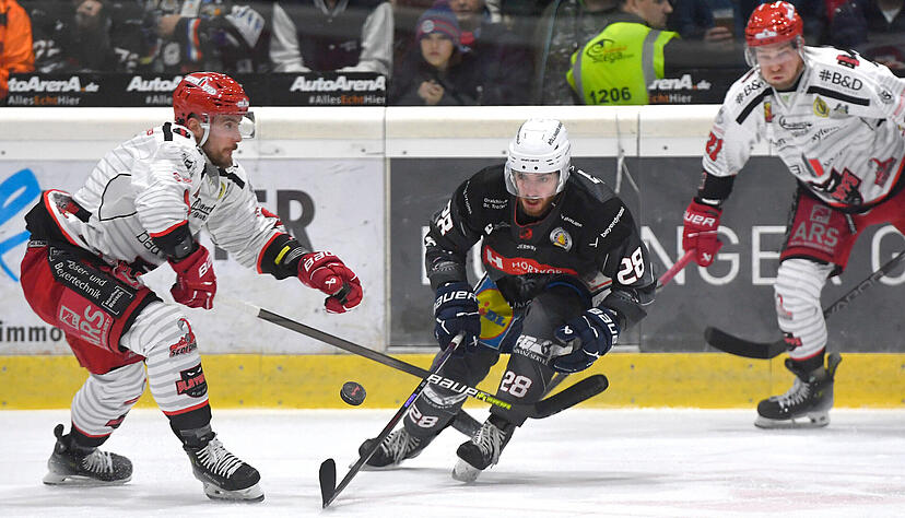 Lars Schiller (Mitte) wird von Trainer Niko Eronen f&uuml;r seine Eislauff&auml;higkeiten, seine &Uuml;bersicht in Drucksituationen und seine &ouml;ffnenden P&auml;sse gesch&auml;tzt.