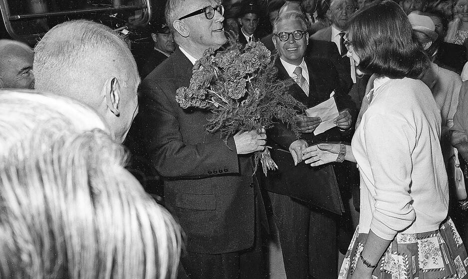 Bei der Ankunft gibt es rote Nelken für den Präsidenten der Bundesbahndirektion Stuttgart, Kurt Hagner. Mit ihm freut sich Oberbürgermeister Paul Meyle(li).