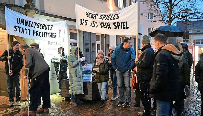 Vor Beginn der Ratssitzung versammelten sich die Demonstranten, um Gemeinder&auml;ten und B&uuml;rgermeister ihre Meinung kundzutun.