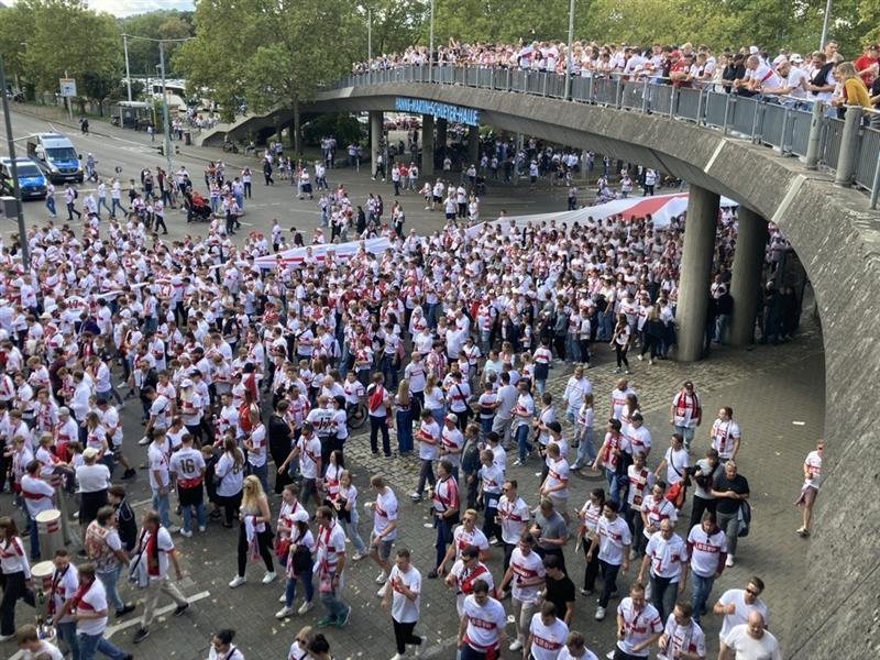 Tausende VfB-Fans zogen zur MHP-Arena als riesige Karawane.