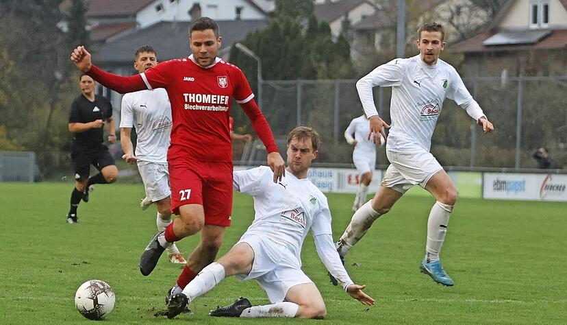 Der Gommersdorfer Rouven Schmidt (links) wird ausgebremst. Die Jagsttäler bissen sich an der Zuzenhausener Defensive die Zähne aus.