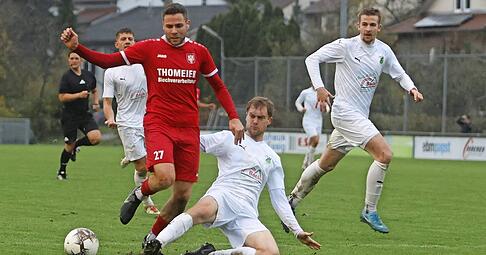 Der Gommersdorfer Rouven Schmidt (links) wird ausgebremst. Die Jagsttäler bissen sich an der Zuzenhausener Defensive die Zähne aus.