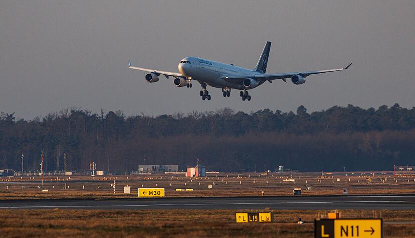 Der erste Evakuierungsflug im Auftrag der Bundesregierung war am fr&uuml;hen Donnerstagmorgen am Frankfurter Flughafen gelandet.