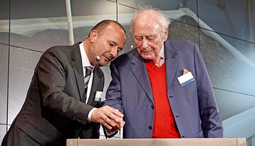 Nach dem Eintrag ins G&auml;stebuch pflanzt Reinhold W&uuml;rth ein paar Samen ein. Ihm zur Seite steht Thomas Schrott, Chef der W&uuml;rth Elektronik Eisos.