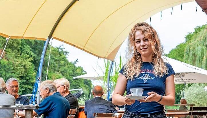 Auf der Terrasse der Kaffeebucht bedient Maria Vanosu direkt am Neckar. Auf der Terrasse der Kaffeebucht bedient Maria Vanosu direkt am Neckar.