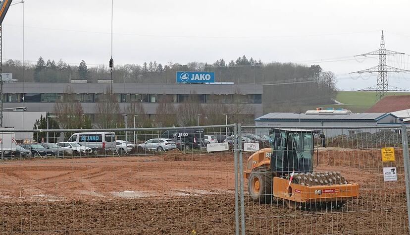 Blick aus Richtung Norden auf die Baustelle, dahinter das bestehende Gebäude: Bereits seit dem Herbst wird hier gearbeitet.