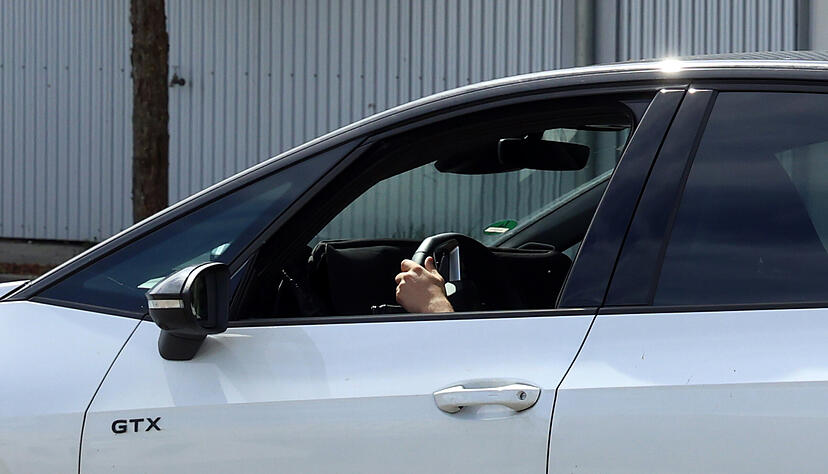 Der Großteil des Innenraums der Technikträger ist mit schwarzem Stoff verhangen. Vermutlich testet Audi in den VW-Modelle auch die künftigen Bildschirme des bislang kleinsten E-Autos.
