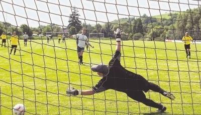 Marc Ehrler er&ouml;ffnete mit seinem verwandelten Elfmeter den Torreigen beim 7:1-Sieg des SV Sindelbachtal im Derby gegen die DJK Oberkessach.Foto: Kurt Gesper