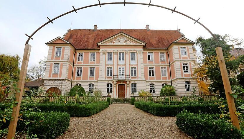 Die Gartenansicht nach dem Umbau im Rokoko-Stil mit dem 1745 neu errichteten Mittelrisaliten (vorspringender Geb&auml;udeteil).